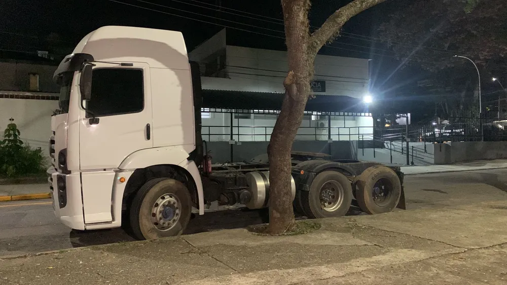 Três caminhões são recuperados após ação em desmanche na Zona Norte