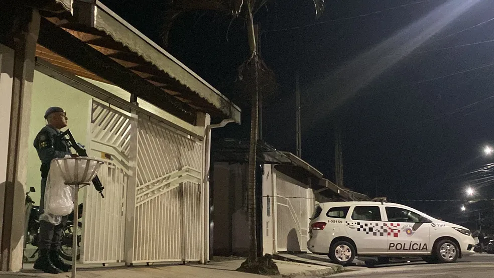 Homem atira contra policiais em confusão após bolada em portão