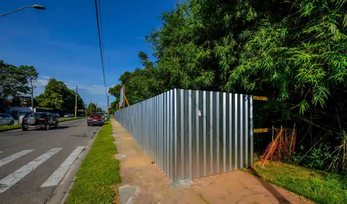 Ambientalistas denunciam construção de prédio por estar invadindo área de preservação ambiental