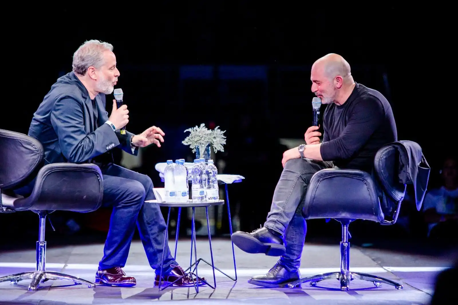 Estrela da série Fauda participa de talk show com Dan Stulbach em evento que lotou o Clube Hebraica