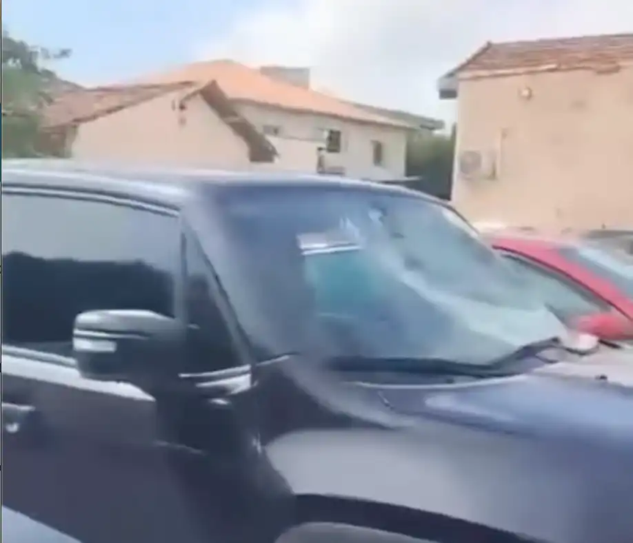 Homem invade estacionamento do Hospital Pio XII e danifica cinco carros em São José