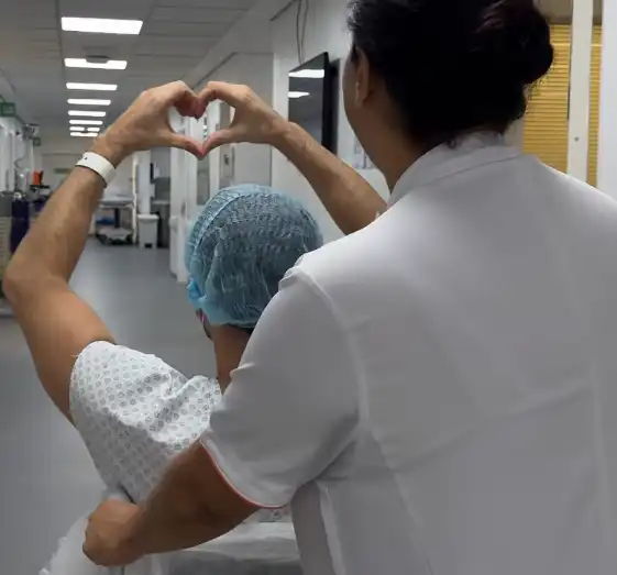 Kelly Maria mostra momento em que Jonas é levado para cirurgia de câncer de pulmão