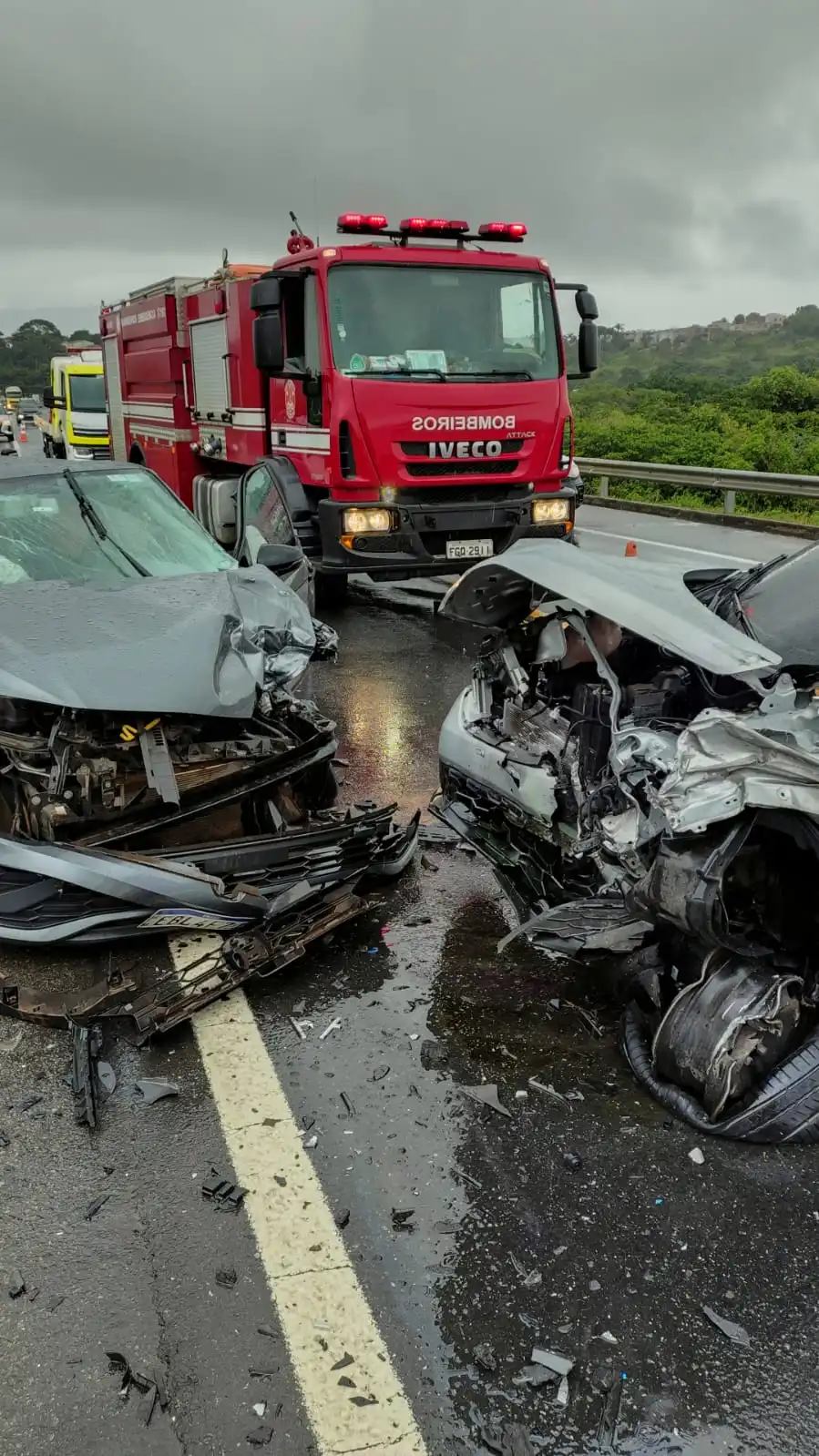 Acidente com três carros deixa seis feridos em ponte de em Cruzeiro 
