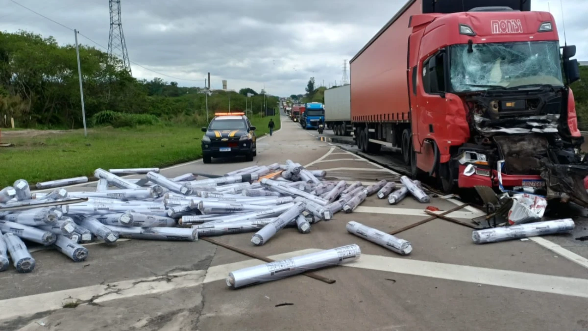 Acidente entre caminhões derruba carga de tecido na Dutra em São José dos Campos