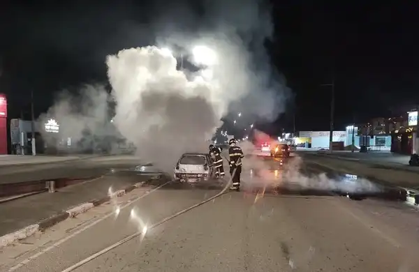 Carro pega fogo e fica destruído em Caraguatatuba