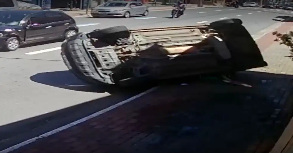 Carro capota na Rua Paraibuna, em São José, e deixa mulher ferida