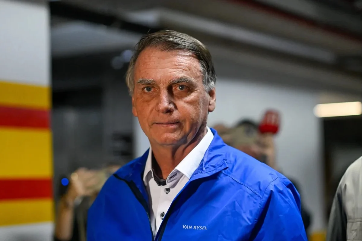 Bolsonaro passa mal na prisão e é levado às pressas para hospital em Brasília