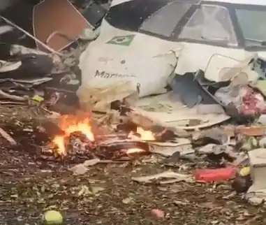 Vídeo mostra destroços incendiados de avião que caiu em Vinhedo