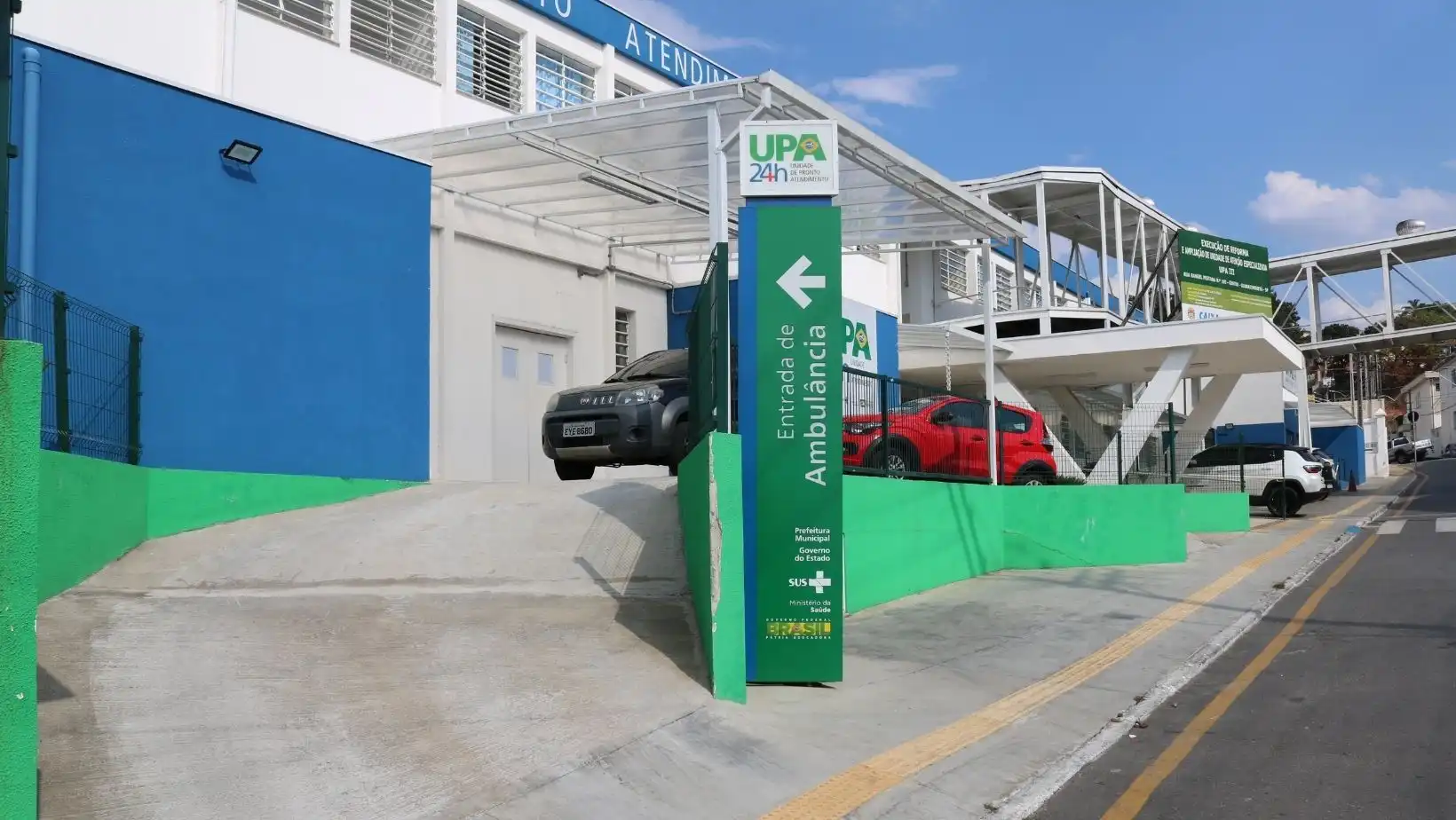 Carro bate em árvore e capota em Guaratinguetá