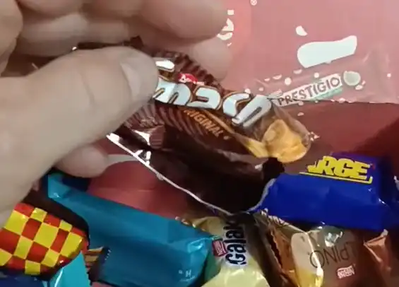 “Bombom de vento”: consumidor de São José dos Campos reclama após abrir caixa de chocolates vazia