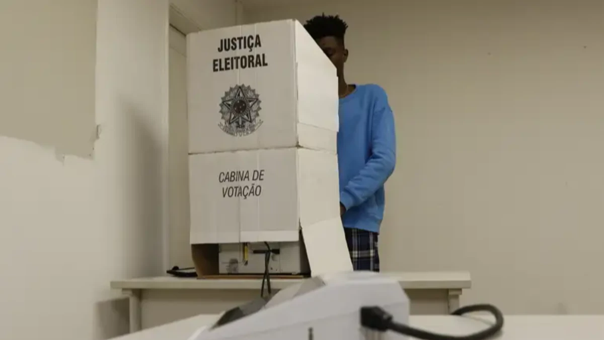 Óculos inteligentes e celulares: veja o que é proibido e permitido na cabine de votação