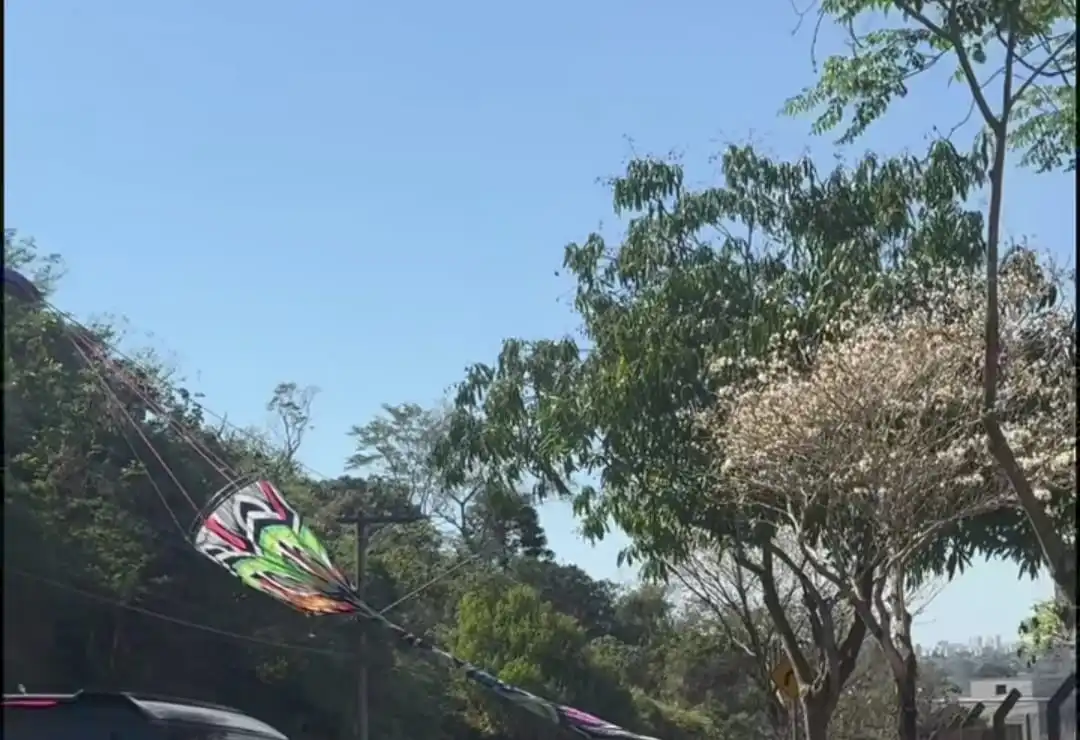 Balão atinge fiação elétrica e parte cai em casa no Urbanova em SJC