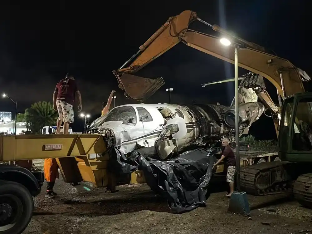 Avião que tentou pousar em Ubatuba é retirado do mar após 10 horas