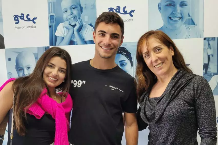 Jogador Lucas Rosa e noiva trocam presentes de casamento por doações ao GACC