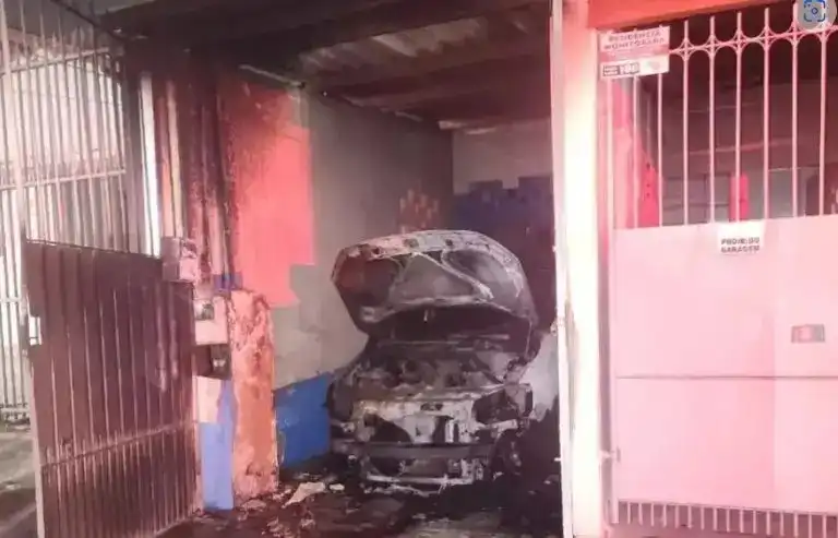Homem ateia fogo em carro de companheira após discussão