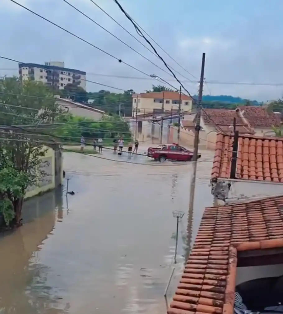 Guaratinguetá registra maior volume de chuva do estado nas últimas 24 horas e tem pontos de alagamento