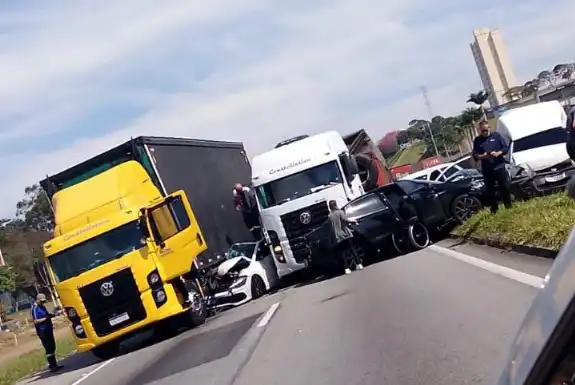 Acidente entre dois caminhões e cinco carros interdita Via Dutra em São José