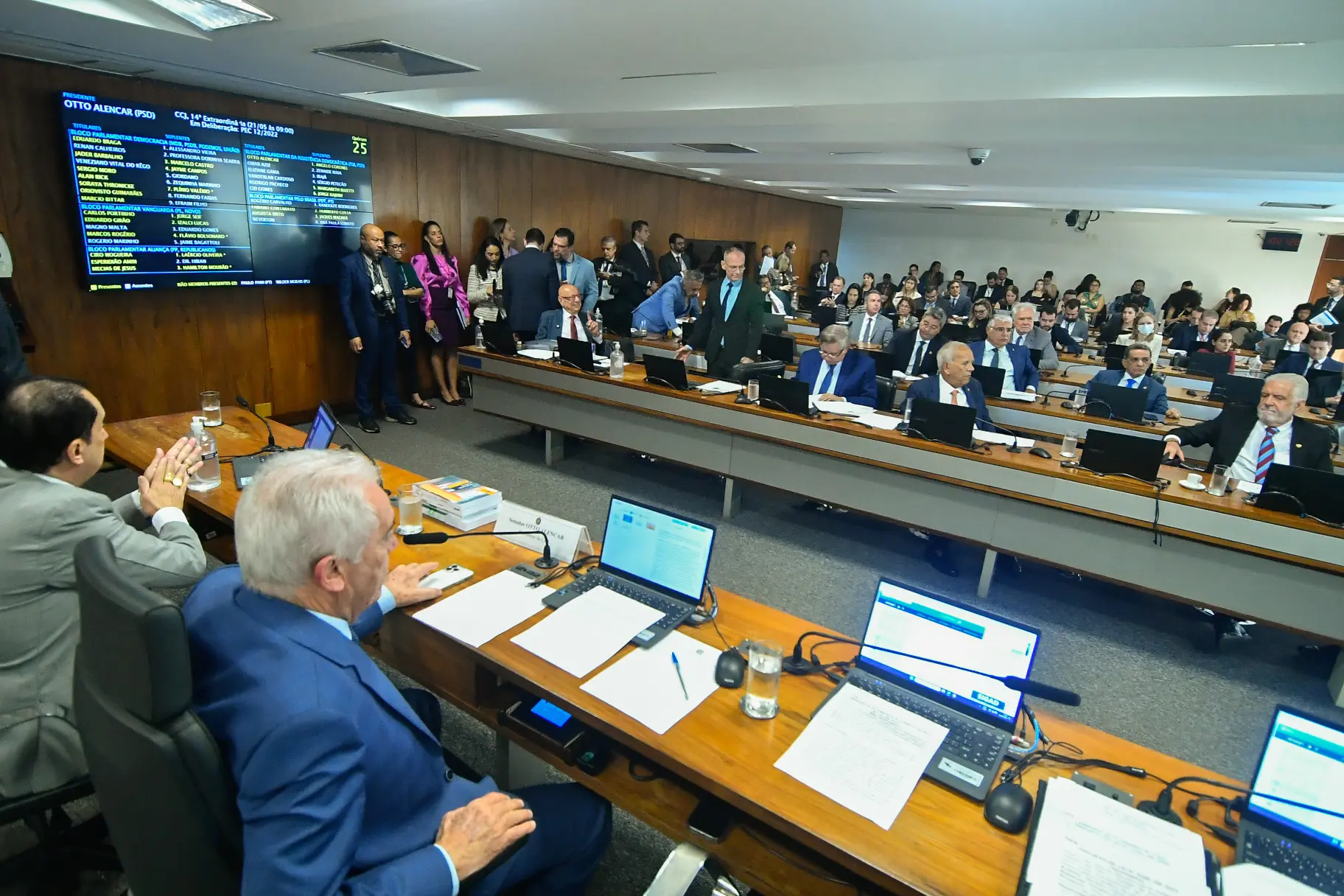Senado aprova PEC que acaba com reeleição e unifica eleições a partir de 2030