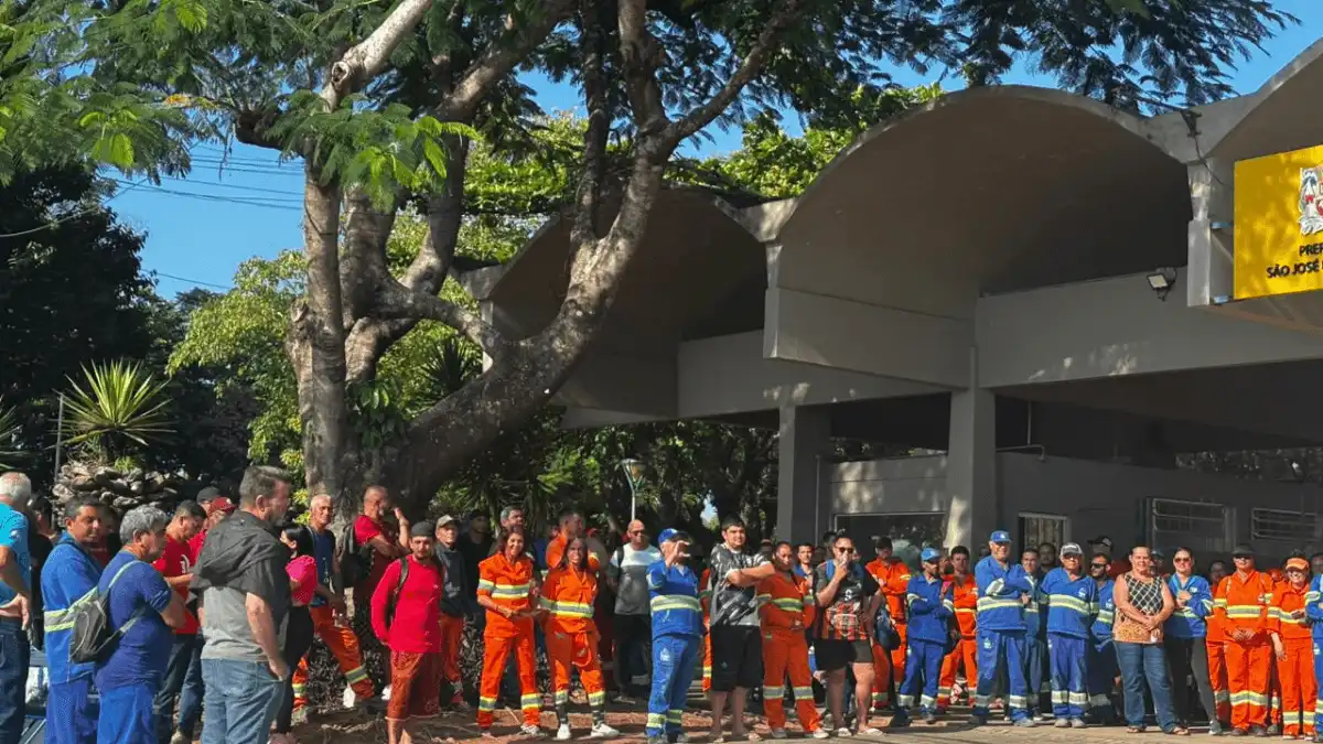 GCM tenta conter greve da Urbam e acaba em discussão com trabalhadores