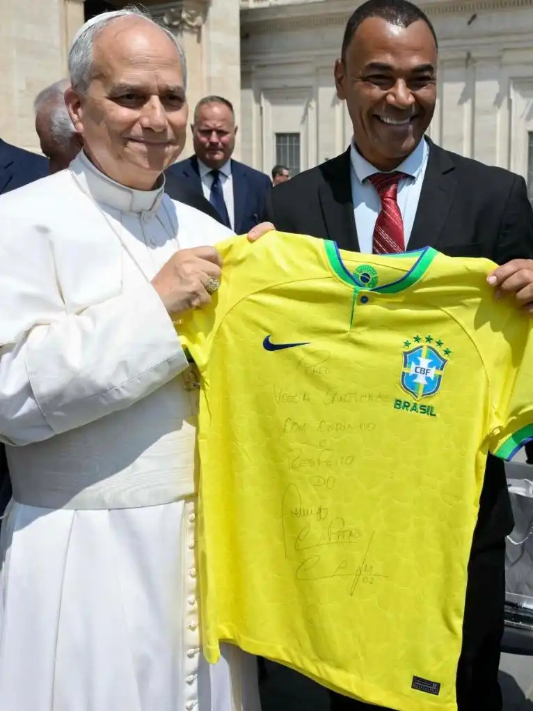 Papa Leão XIV ganha camiseta da seleção brasileira