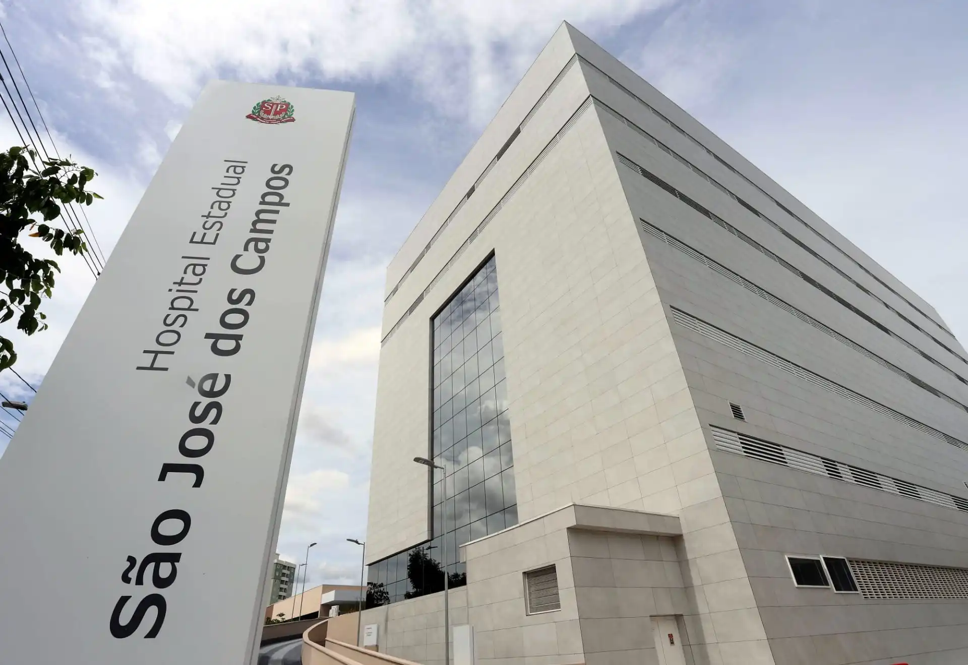 Hospital Regional de São José está com vagas abertas e salários de até R$ 8 mil