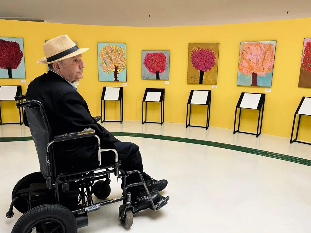 Ex-narrador esportivo Osmar Santos apresenta exposição acessível no Museu da Inclusão