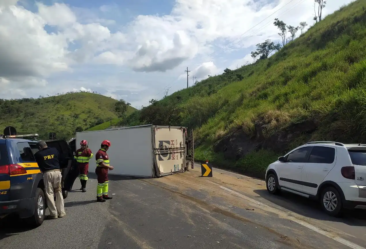 Caminhão sem carga tomba e atrapalha trânsito em Lavrinhas