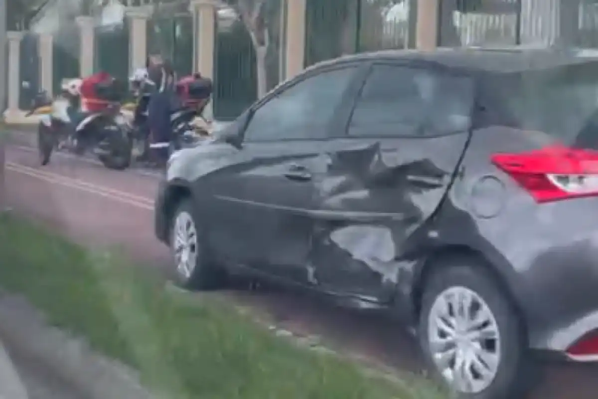 Acidente entre carro e moto causa lentidão no trânsito do Urbanova em São José dos Campos