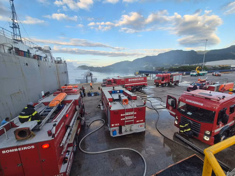 Incêndio atinge navio com 2,6 mil cabeças de gado no Porto de São Sebastião