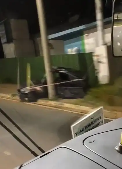 Motorista perde o controle do carro, bate em poste e morre após acidente em São José