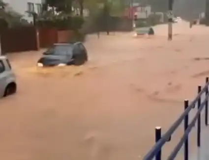 Chuva forte provoca alagamento em São Sebastião
