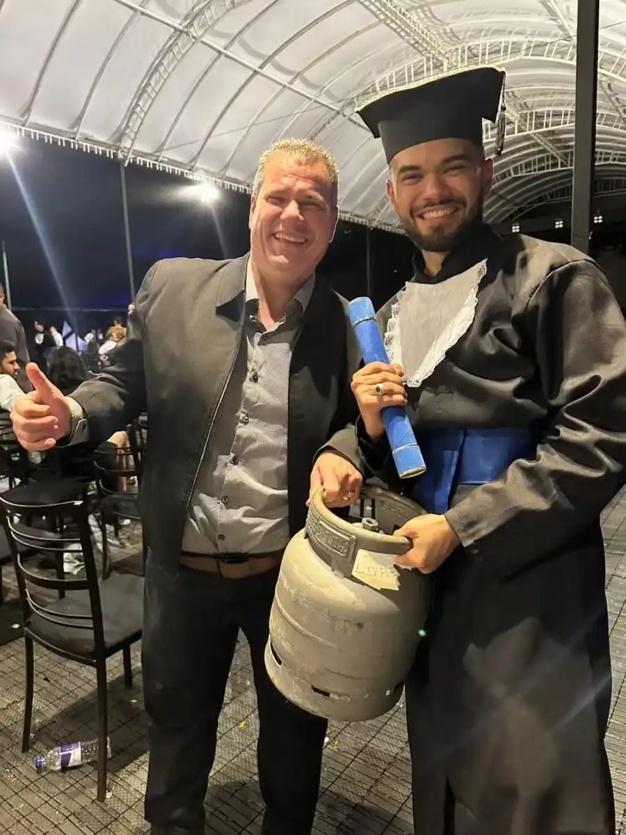 Estudante carrega botijão de gás em formatura para homenagear o pai