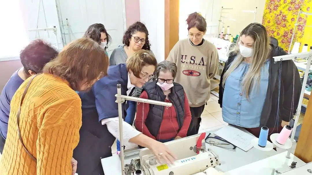 Capacitação: Escola de moda em Santo Antônio do Pinhal abre vagas para alunos baixa renda