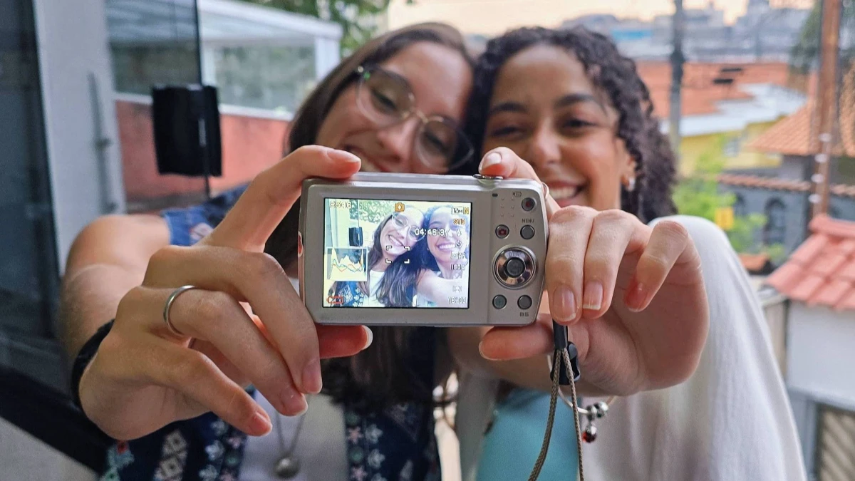 Câmeras digitais, iPods e fones com fio voltam à moda entre jovens