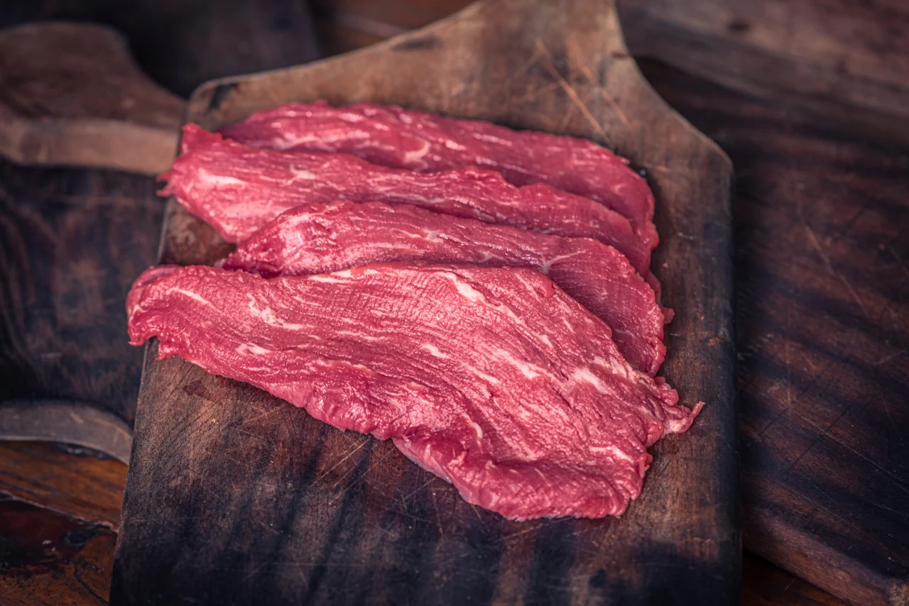 Homem é preso após roubar peça de carne e ameaçar funcionária em açougue em São José