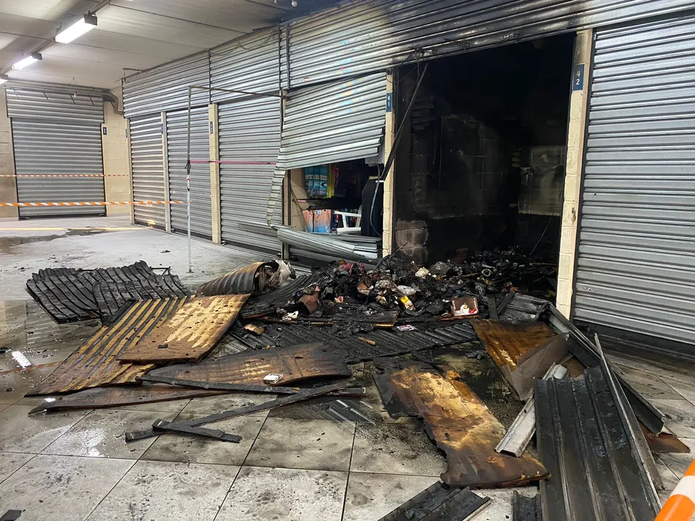 Duas lojas foram atingidas durante incêndio em shopping popular em Taubaté