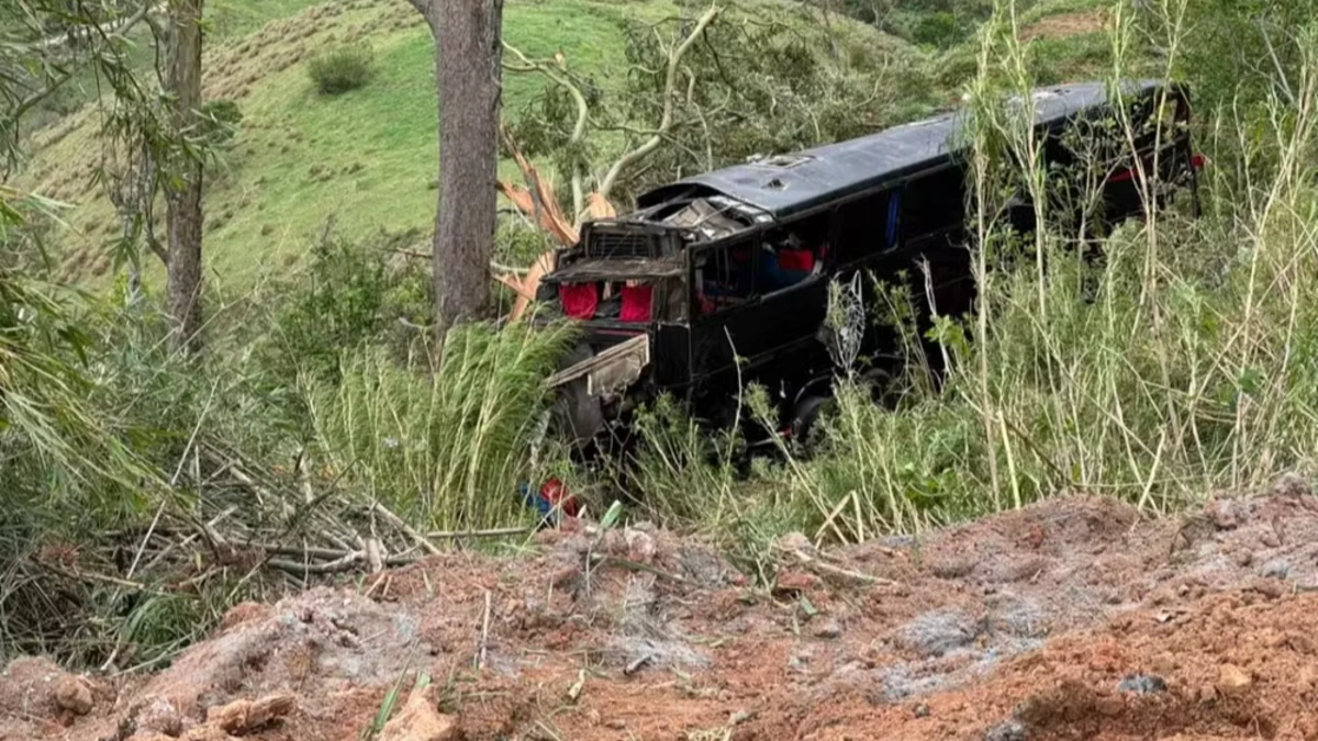 Ônibus cai em ribanceira e deixa seis mortos em Cruzeiro