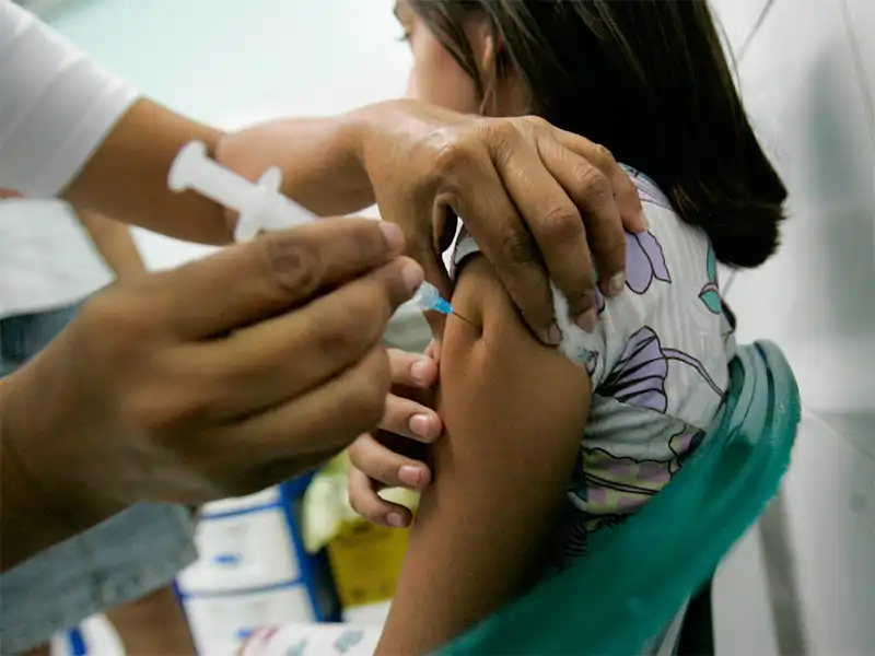 Vacina bivalente está disponível para população acima de 12 anos