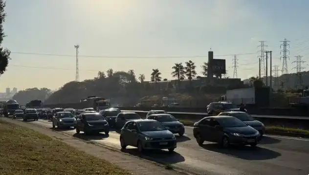 Homem morre em acidente entre duas carretas na Dutra em São José