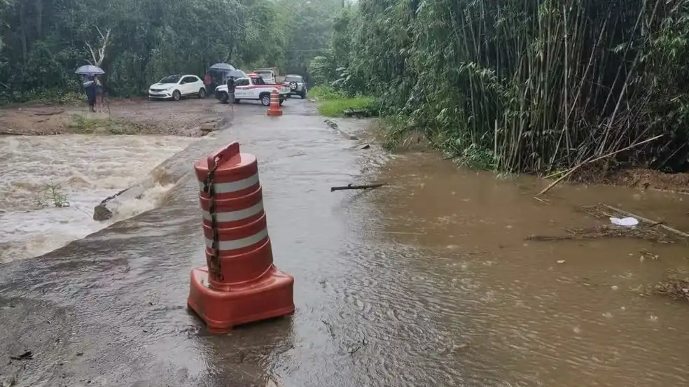 Chuva intensa deixa desabrigados, provoca alagamentos e interdição de ponte em Ubatuba