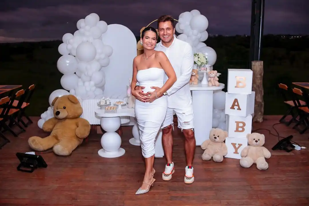 Thiago Castilho e influenciadora e empresária Gabi Iwamoto realizam chá revelação
