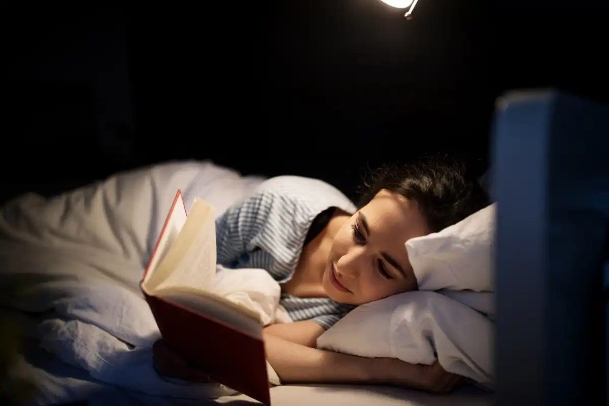 Leitura antes de dormir melhora qualidade do sono, aponta estudo de Oxford
