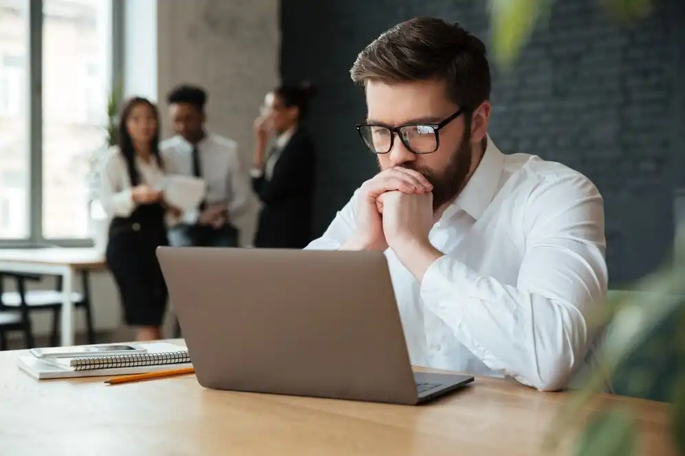 Pesquisa aponta de 67% dos trabalhadores brasileiros relatam estresse no trabalho