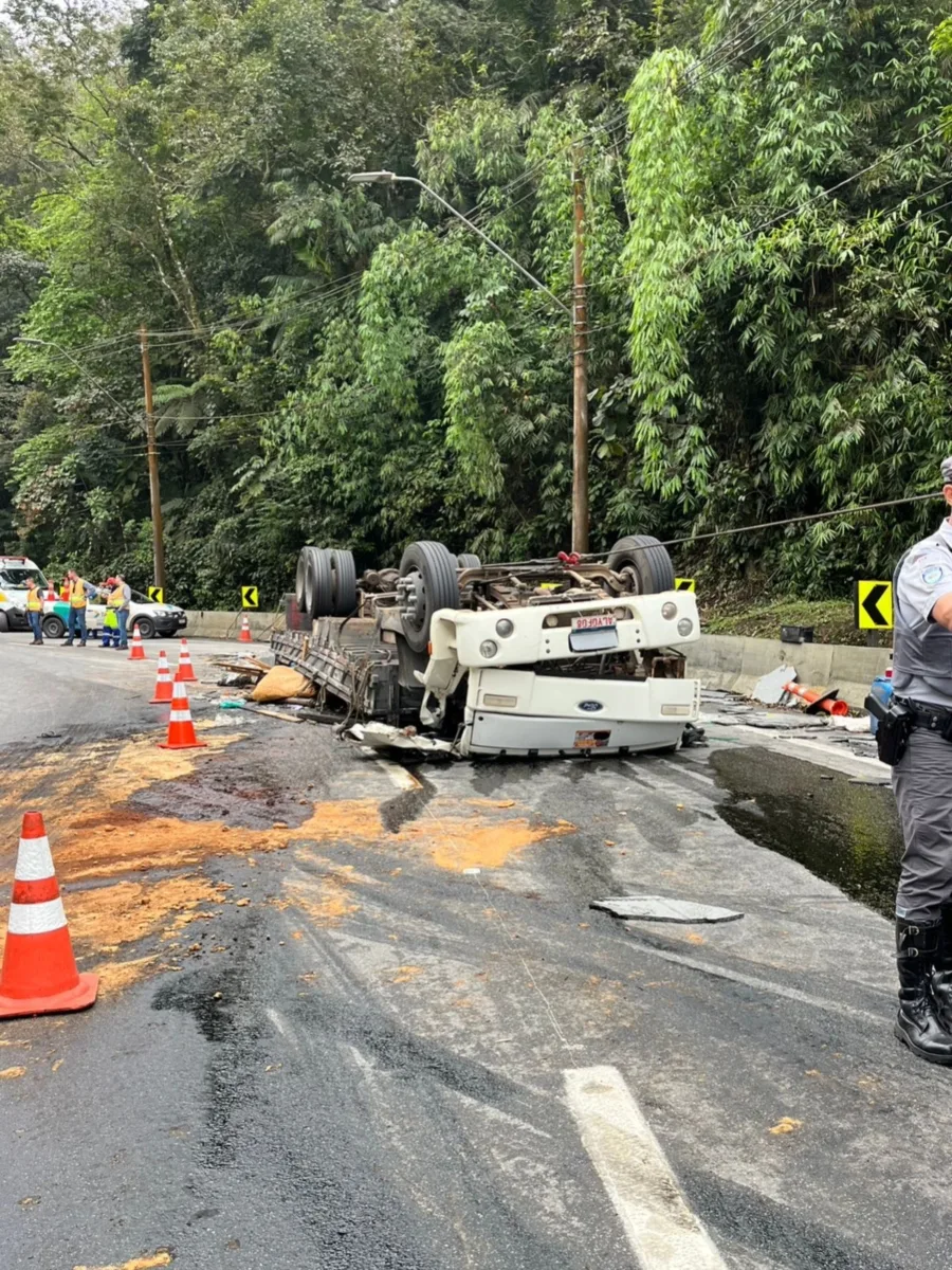 Caminhão carregado de mármore tomba na Tamoios e deixa vítima ferida