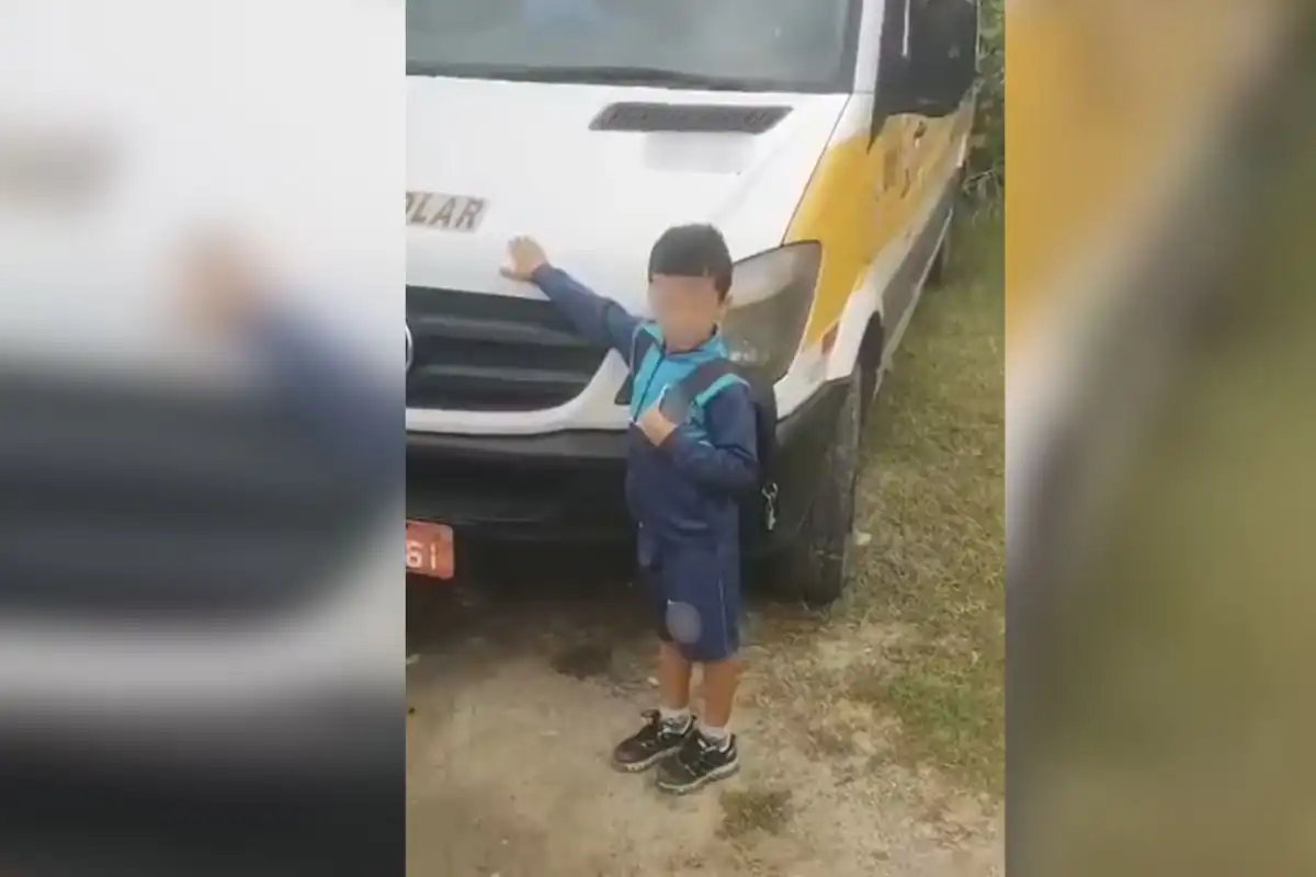 Menino de cinco anos é esquecido dentro de van escolar após adormecer