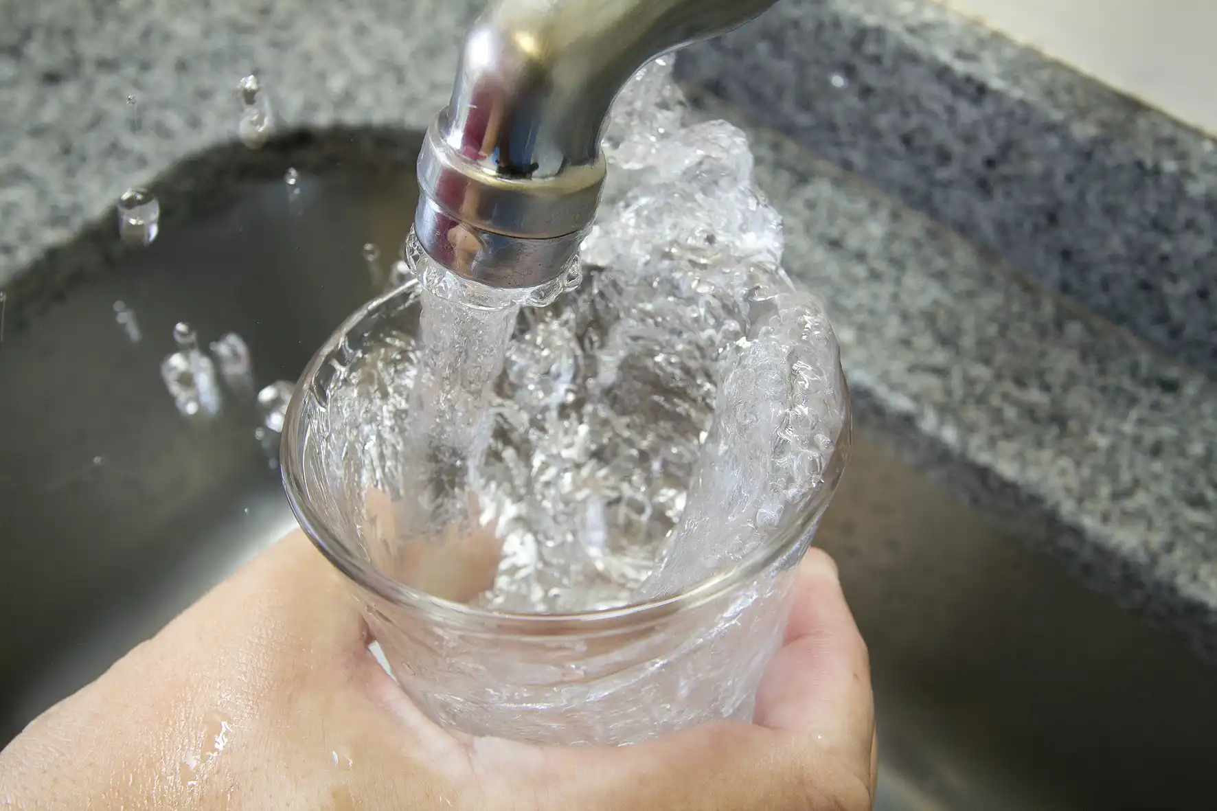 Governo de SP faz alerta para consumo consciente da água por causa do calor e estiagem nos mananciais
