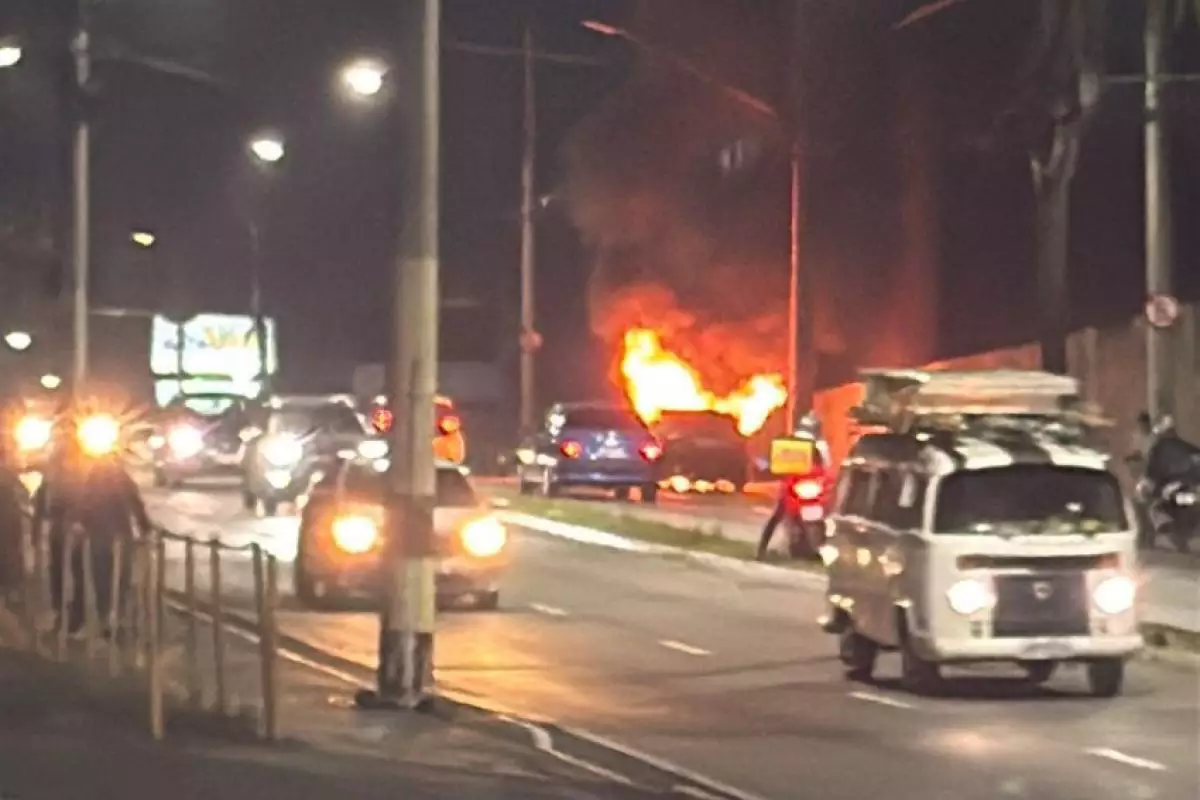 Carro pega fogo na Av Pedro Friggi em São José