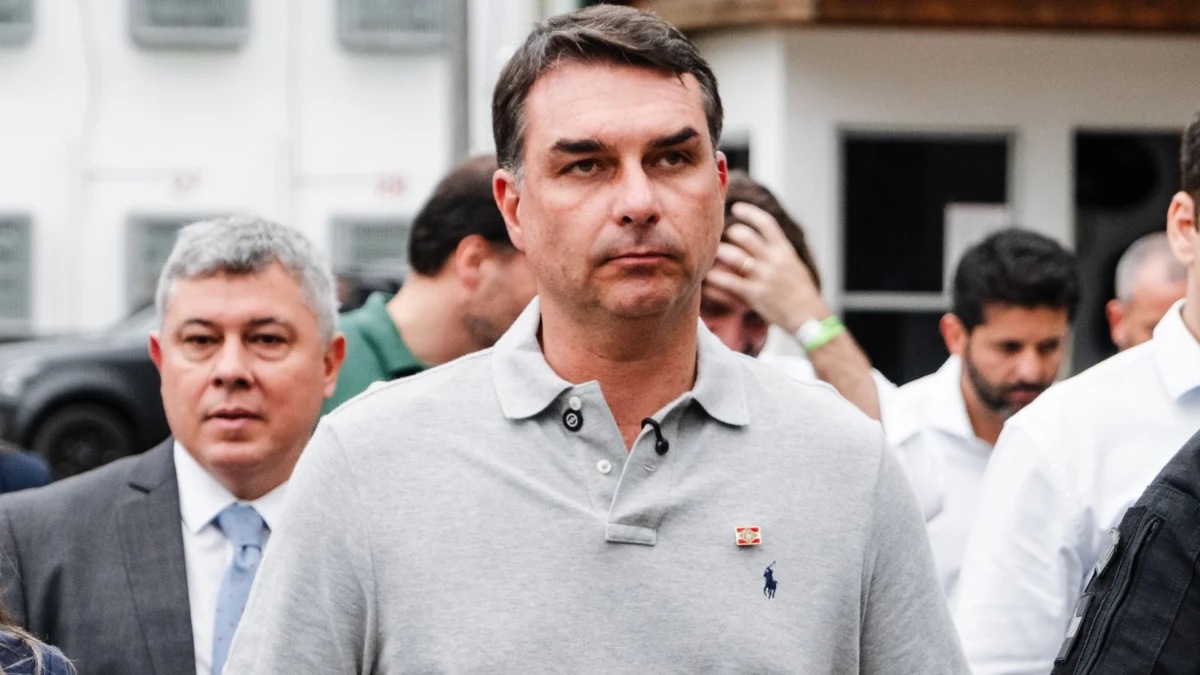 Flávio Bolsonaro aparece filiado ao Missão e não consegue registrar candidatura
