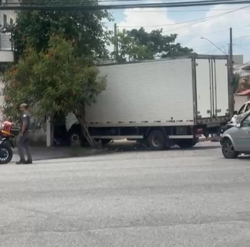 Caminhão se envolve em acidente e motorista fica preso na cabine na zona sul 