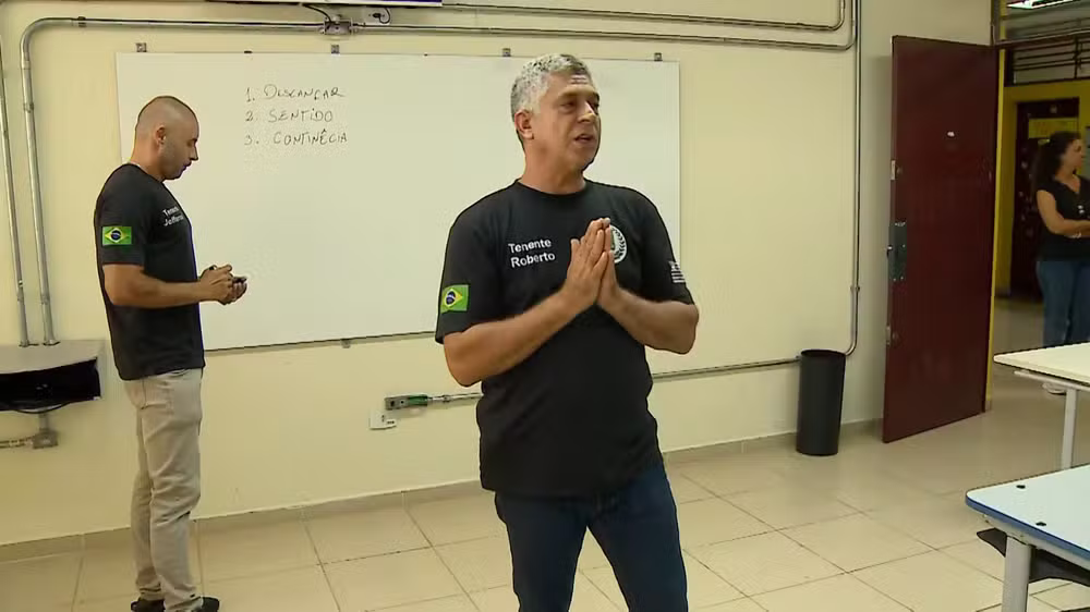 Erros de português marcam início do modelo cívico-militar em escola estadual do Vale do Paraíba